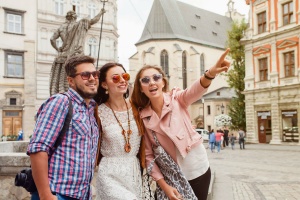 young-travelers-sightseeing-in-europe