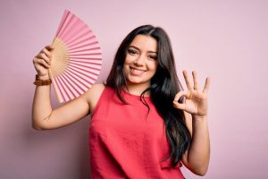 How to stay cool while traveling by fanning face