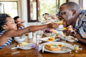 How to save money on food during family vacations