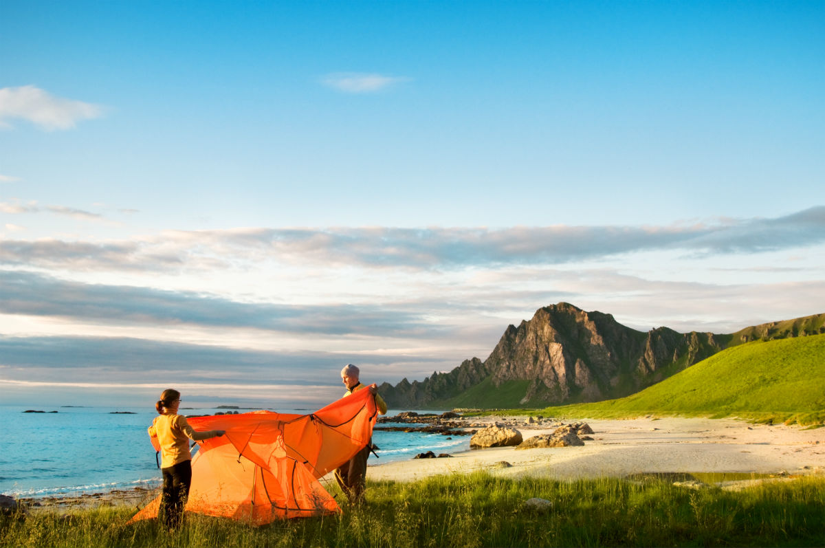people setting up tent